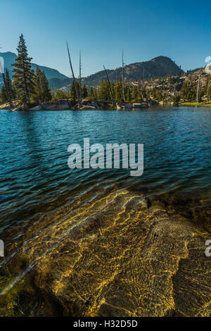 Wasser und Granit am Ufer am See Ropi in der Trostlosigkeit Wildnis, Eldorado National Forest, Kalifornien, USA Stockfoto