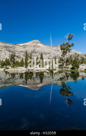 Ruhigen Vormittag am Ropi See in Verwüstungwildnis, Pyramid Peak fernen, Eldorado National Forest, Kalifornien, USA Stockfoto