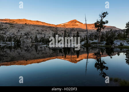 Morgenlicht auf Ropi See, mit Pyramid Peak in der Ferne, Verwüstungwildnis, Eldorado National Forest, Kalifornien, USA Stockfoto