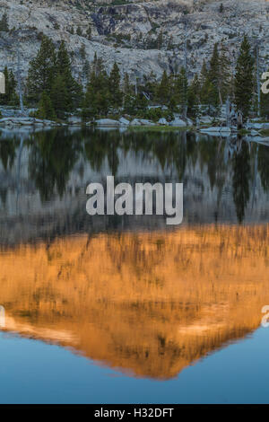 Morgenlicht auf Ropi See, mit Pyramid Peak spiegelt sich auf der Oberfläche, Verwüstungwildnis, California, USA Stockfoto