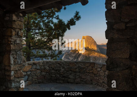 Ansicht des Half Dome gesehen kurz vor Sonnenuntergang vom Glacier Point Geologie Hütte, Yosemite-Nationalpark, Kalifornien, USA Stockfoto