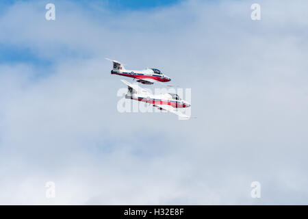 Canada Snowbirds 2 Jets fliegen in Formation Stockfoto