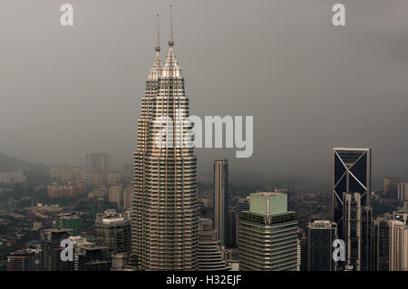 Kuala Lumpur, Malaysia - 17. November. 2016: dramatische Kulisse der Stadt KualaLumpur bei Sonnenuntergang, von der KL-Tower Menara KL. Stockfoto