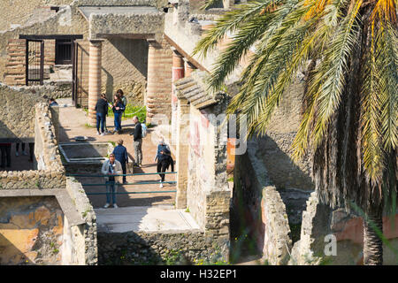 Ercolano, Italien - 26. März 2016: Menschen besuchen Herculaneum archäologische Stätte in der Nähe von Naples an einem Sommertag. Stockfoto