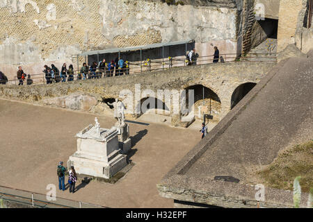 Ercolano, Italien - 26. März 2016: Menschen besuchen Herculaneum archäologische Stätte in der Nähe von Naples an einem Sommertag. Stockfoto