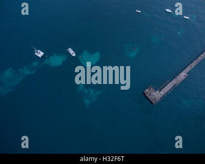 Luftaufnahme des Flinders Pier mit vertäuten Fischerbooten in der Abenddämmerung, Mornington Peninsula, Melbourne, Victoria, Australien Stockfoto