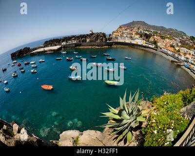 Ein Blick über die Bucht von Camara de Lobos auf der portugiesischen Insel Madeira Stockfoto