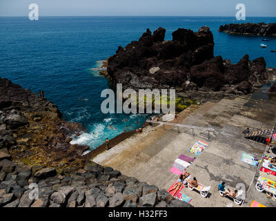 Perolpe genießen Sie ein Bad im Atlantischen Ozean in Camara de Lobos auf der portugiesischen Insel Madeira Stockfoto