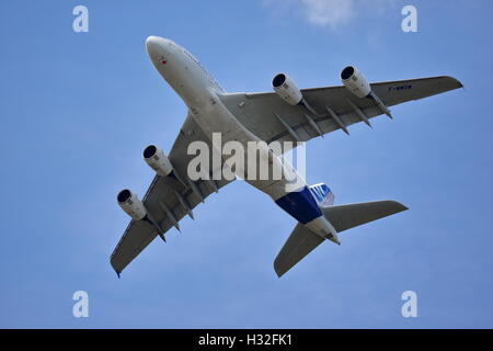 Ein Airbus A380-800 mit seiner Wendigkeit auf der Farnborough Air Show 2014 Stockfoto