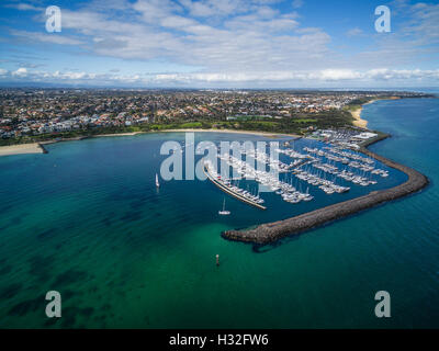 Luftaufnahme von Sandringham Marina und Yacht-Club mit einem Vorort Landschaft im Hintergrund. Melbourne, Victoria, Australien Stockfoto