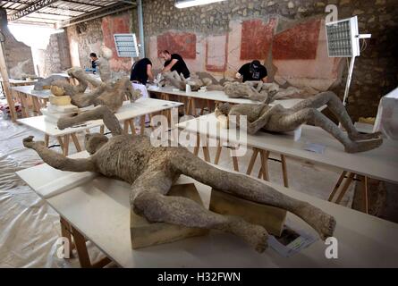 86 Abgüsse von archäologischen Ausgrabungen von Pompeji unterliegen einer Intervention der Erholung und der Wiederherstellung zu anthropologischen Stockfoto