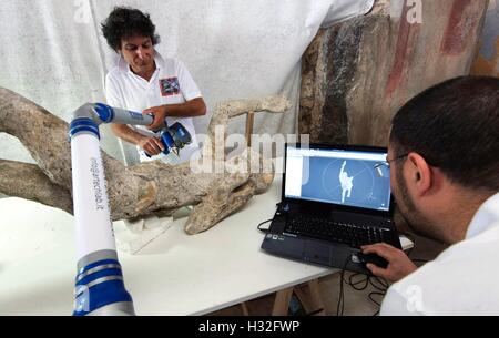 86 Abgüsse von archäologischen Ausgrabungen von Pompeji unterliegen einer Intervention der Erholung und der Wiederherstellung zu anthropologischen Stockfoto