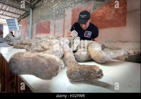 86 Abgüsse von archäologischen Ausgrabungen von Pompeji unterliegen einer Intervention der Erholung und der Wiederherstellung zu anthropologischen Stockfoto