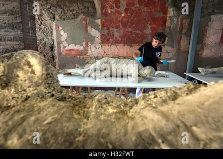 86 Abgüsse von archäologischen Ausgrabungen von Pompeji unterliegen einer Intervention der Erholung und der Wiederherstellung zu anthropologischen Stockfoto