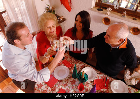 Feiert Weihnachten - Familie Toasten mit funkelnden Kredit © Luigi Innamorati/Sintesi/Alamy Stock Photo *** lokale Beschriftung Stockfoto
