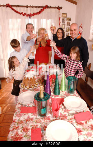 Feiert Weihnachten - Familie Toasten mit funkelnden Kredit © Luigi Innamorati/Sintesi/Alamy Stock Photo *** lokale Beschriftung Stockfoto