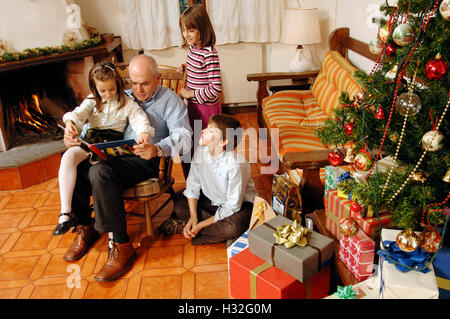 Großvater erzählt Kindern eine Geschichte Kredit © Luigi Innamorati/Sintesi/Alamy Stock Photo *** lokalen Caption ***. Stockfoto
