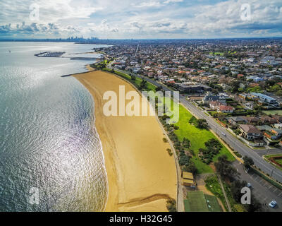 Luftaufnahme von Brighton Beach Küste mit Melbourne CBD Hochhäuser in der Ferne Stockfoto