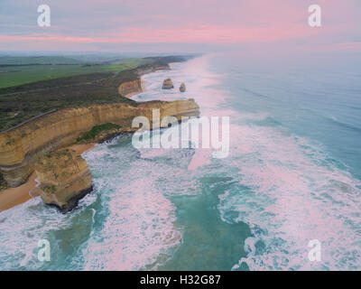 Luftbild von der zwölf-Apostel-Küste und die Great Ocean Road bei Rosa Sonnenaufgang Stockfoto