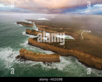 Luftaufnahme der Razorback Felsformation und robuste Ozean Küste auf der Great Ocean Road, Australien Stockfoto