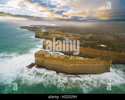 Luftaufnahme der Razorback Felsformation und robuste Ozean Küste auf der Great Ocean Road, Australien Stockfoto