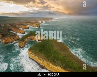 Luftaufnahme der Mutton Bird Island, Elephant Rock und zerklüfteten Küste entlang der Great Ocean Road, Victoria, Australien. Stockfoto