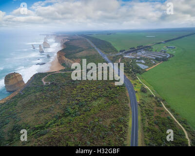 Luftbild von der Great Ocean Road, zwölf Apostel und Besucherzentrum, Victoria, Australien Stockfoto