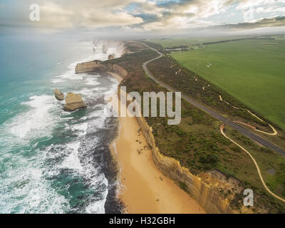Luftaufnahme der zwölf Apostel zerklüftete Küste und die Great Ocean Road, Victoria, Australien Stockfoto