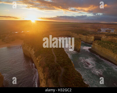 Luftaufnahme des Loch Ard Gorge bei Sonnenaufgang. Great Ocean Road, Victoria, Australien Stockfoto