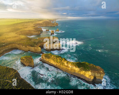 Luftaufnahme der Insel Torbogen und Razorback bei Sonnenaufgang. Great Ocean Road, Victoria, Australien Stockfoto