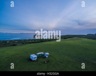 Luftaufnahme des alten Wohnwagen und zerklüftete Küste, Great Ocean Road, Victoria, Australien Stockfoto