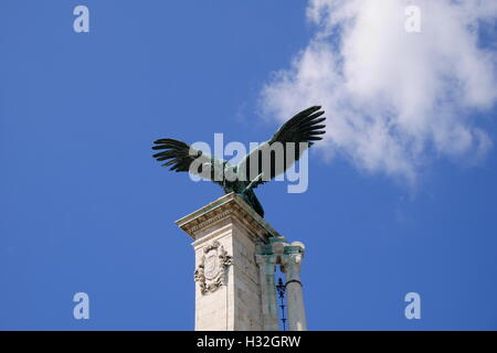 Statue des mythischen Vogels Turul, an die Habsburger Stufen zum Königspalast, Burgviertel, Budapest, Ungarn Stockfoto