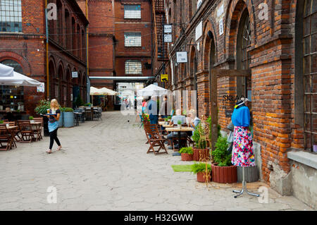 Restaurant-Terrassen, Off Piotrkowska, ehemaligen Baumwollfabrik umgewandelt in Geschäften, Restaurants und Galerien, Lodz, Polen Stockfoto