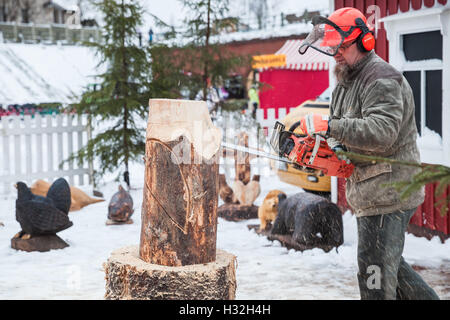 Hamina, Finnland - 13. Dezember 2014: Produziert professionelle finnischen Bildhauer mit einer Kettensäge aus Holz Vogel Skulptur Stockfoto