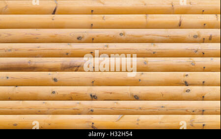 Holzwand aus Blockstamm. Natürliche Hintergrundtextur Foto Stockfoto