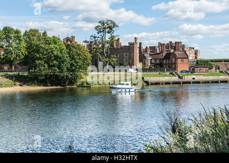 Ein kleiner Kreuzer, der vor dem Hampton Court Palace, England, Surrey, Großbritannien, vorbeifährt Stockfoto