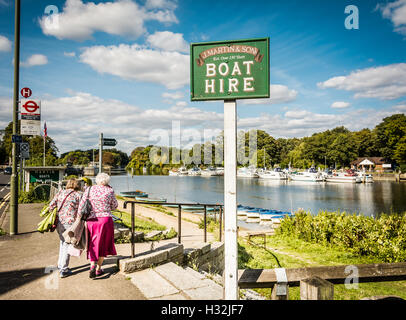 Zwei ältere Frauen erwägen die Anmietung von Booten auf der Themse in East Molesey in der Nähe des Hampton Court Palace in Surrey, Großbritannien Stockfoto