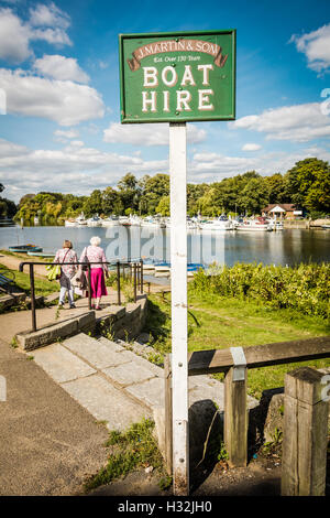 Boote zum mieten auf der Themse in East Molesey in der Nähe von Hampton Court Palace in Surrey, Großbritannien Stockfoto