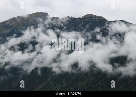 Nebel in den Bergen, an einem September-Abend. In der Nähe von Jerzens im Pitztal in Tirol, Österreich, Europa-Tal. Stockfoto