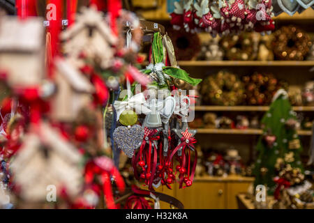 Weihnachtsartikel für Verkauf in bayerischen Weihnachtsmarkt in München Stockfoto