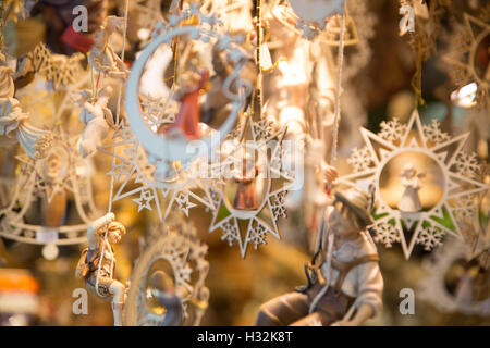 Weihnachtsartikel für Verkauf in bayerischen Weihnachtsmarkt in München Stockfoto