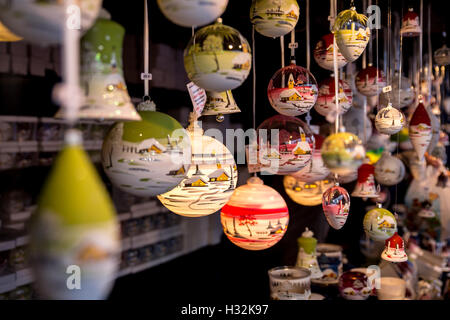 Weihnachtsartikel für Verkauf in bayerischen Weihnachtsmarkt in München Stockfoto