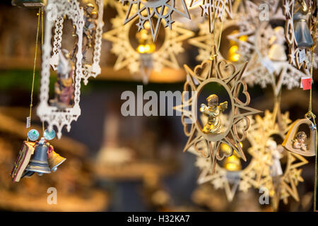 Weihnachtsartikel für Verkauf in bayerischen Weihnachtsmarkt in München Stockfoto