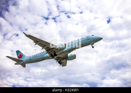 Ein Flugzeug der Air Canada im Endanflug auf Torontos Pearson Flughafen landen. Mark Spowart/WideOpenStudios. Stockfoto