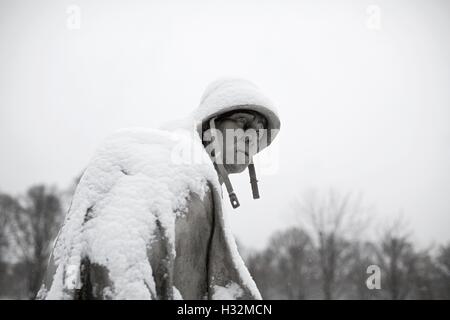 Verschneite Soldat auf das Korean War Memorial in Washington, DC. Stockfoto