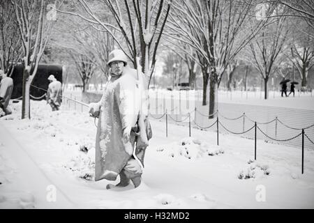 Schnee bedeckt die Statue ein Soldat im Korea-Krieg-Memorial in Washington, DC. Stockfoto