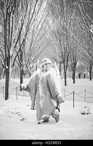 Schnee bedeckt die Statue ein Soldat im Korea-Krieg-Memorial in Washington, DC. Stockfoto