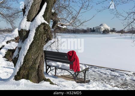 Ein roten Schal hängt an einer leeren Bank entlang der Tidal Basin in Washington, DC. Stockfoto