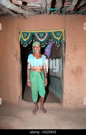 Frau am Eingang ihres Hauses, GAMIT Stamm, Mandal Dorfes, Gujarat, Indien Stockfoto