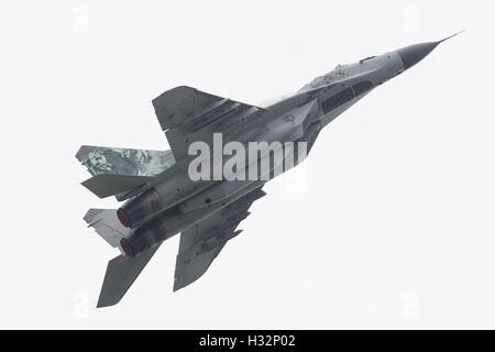 LEEUWARDEN, Niederlande - 11. Juni 2016: Slowakische Luftwaffe MiG-29 Fulcrum während einer Demonstration auf dem königlichen Niederlande-Air Stockfoto